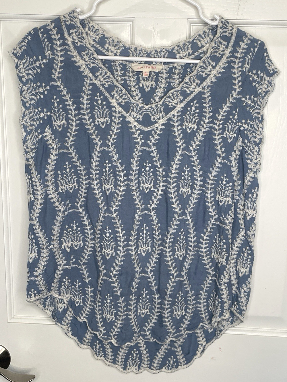 SOLITAIRE Women's Embroidered Short Sleeve Top Sz L Rayon Scallop Edges Ornate